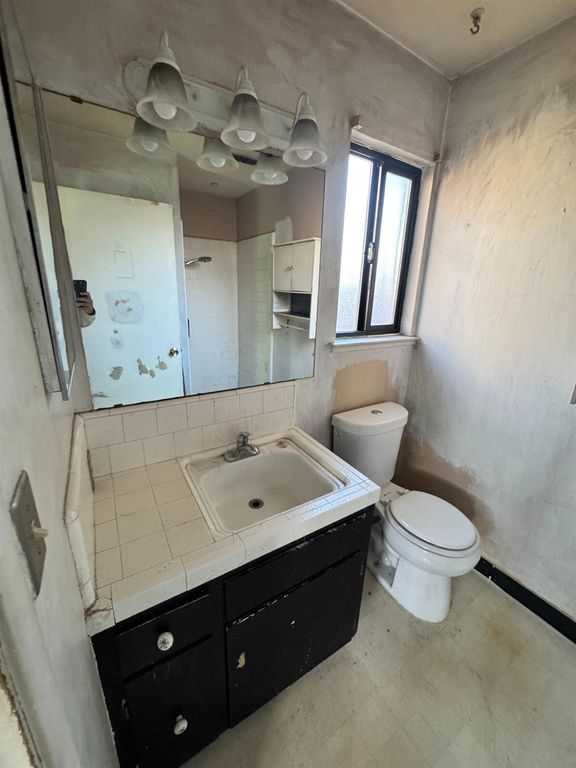 Image 13 of property listing at 107 W Richert Avenue, Clovis, CA 93612