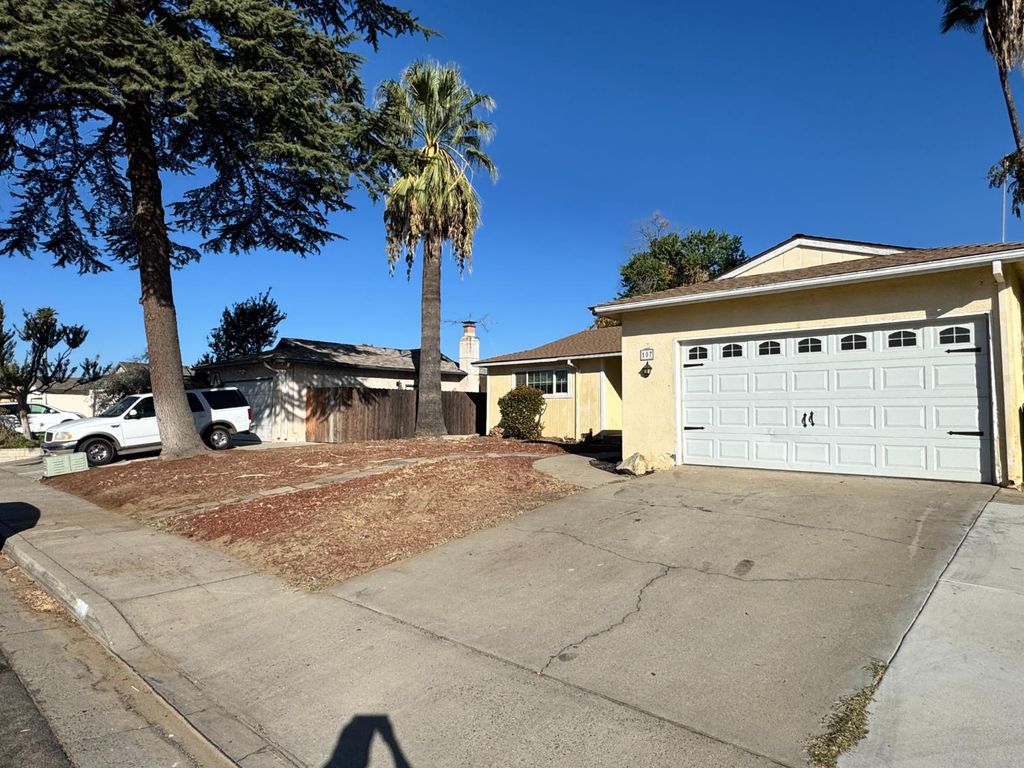 Image 2 of property listing at 107 W Richert Avenue, Clovis, CA 93612