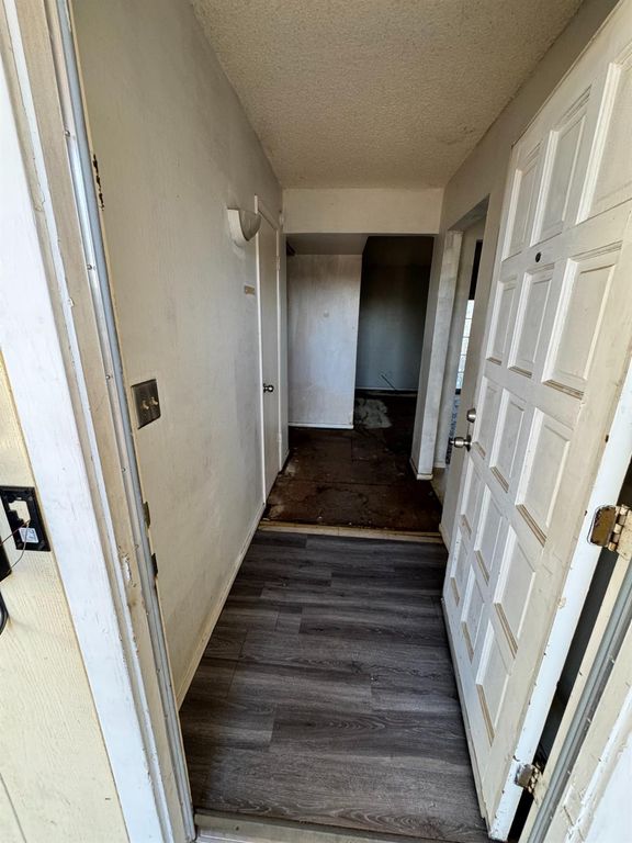 Image 4 of property listing at 107 W Richert Avenue, Clovis, CA 93612
