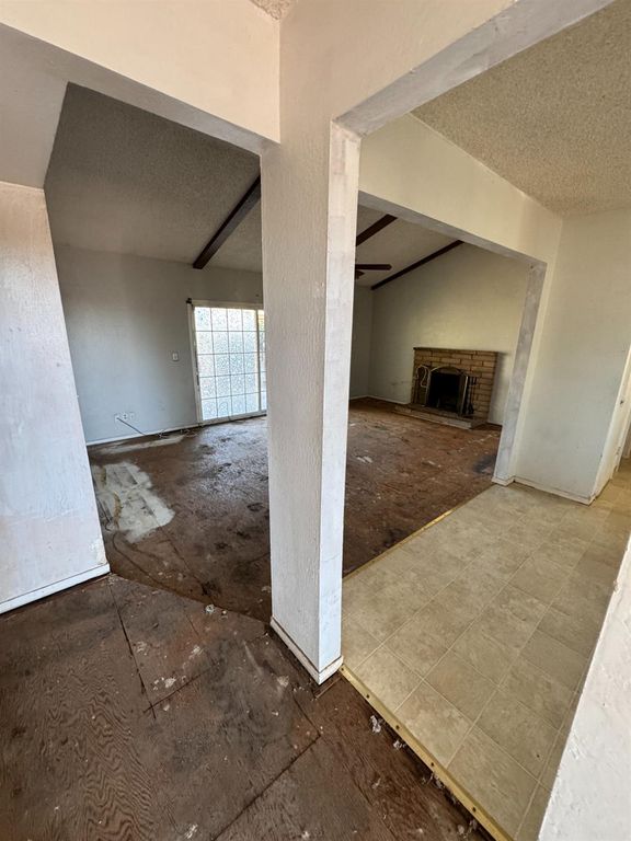 Image 5 of property listing at 107 W Richert Avenue, Clovis, CA 93612