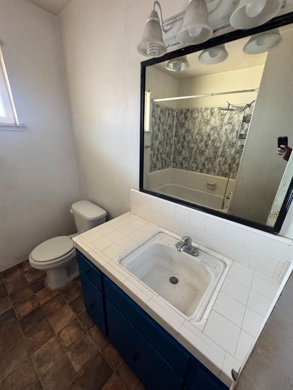 Image 6 of property listing at 107 W Richert Avenue, Clovis, CA 93612