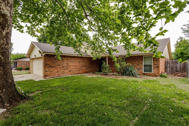 1011 Royal Lane, Yukon, OK 73099