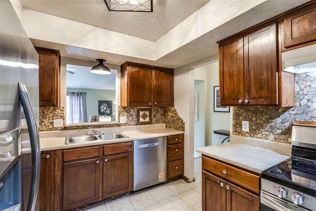 1011 Royal Lane, Yukon, OK 73099