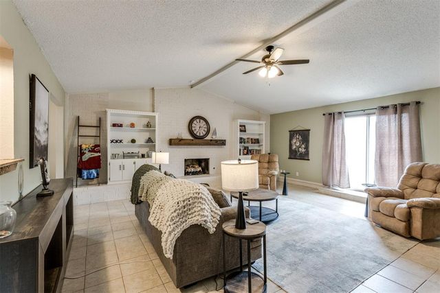 1011 Royal Lane, Yukon, OK 73099