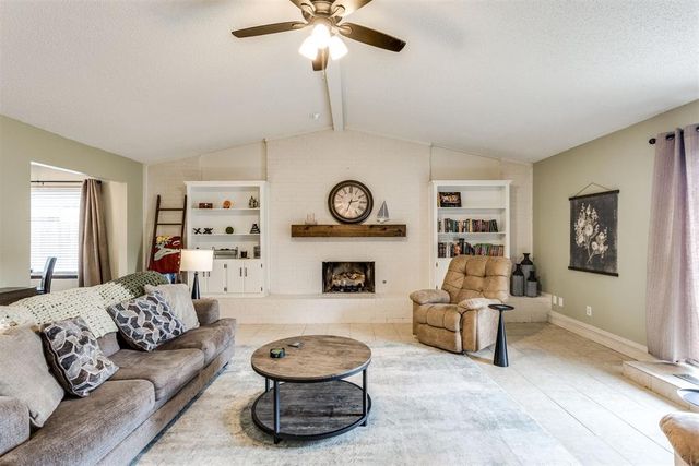 1011 Royal Lane, Yukon, OK 73099