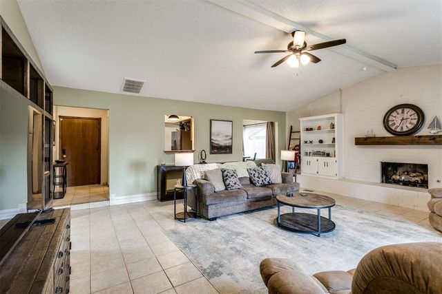 1011 Royal Lane, Yukon, OK 73099