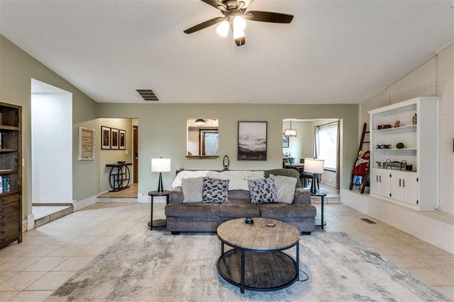 1011 Royal Lane, Yukon, OK 73099