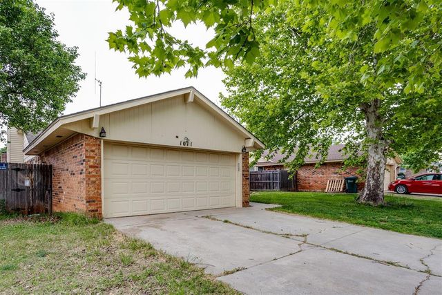 1011 Royal Lane, Yukon, OK 73099