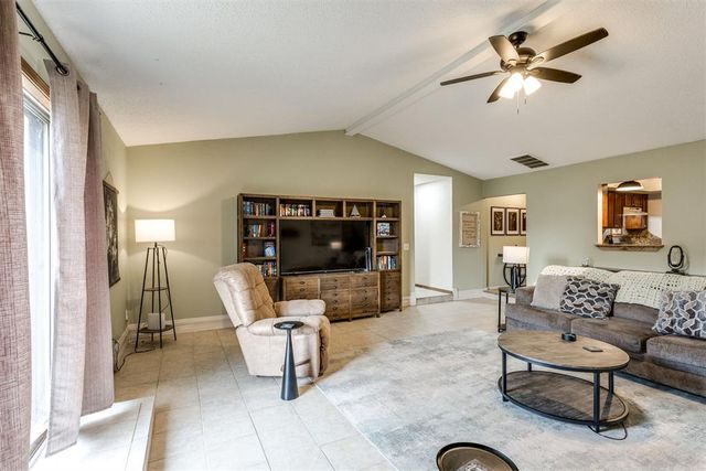 1011 Royal Lane, Yukon, OK 73099