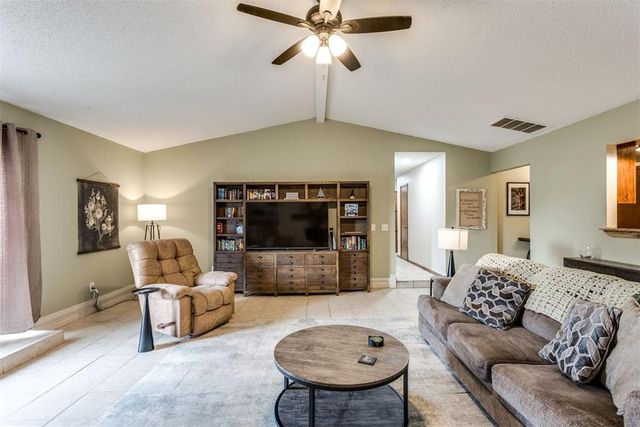 1011 Royal Lane, Yukon, OK 73099