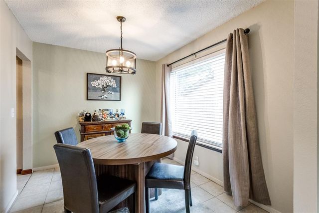 1011 Royal Lane, Yukon, OK 73099
