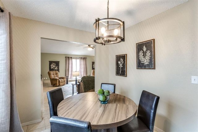 1011 Royal Lane, Yukon, OK 73099