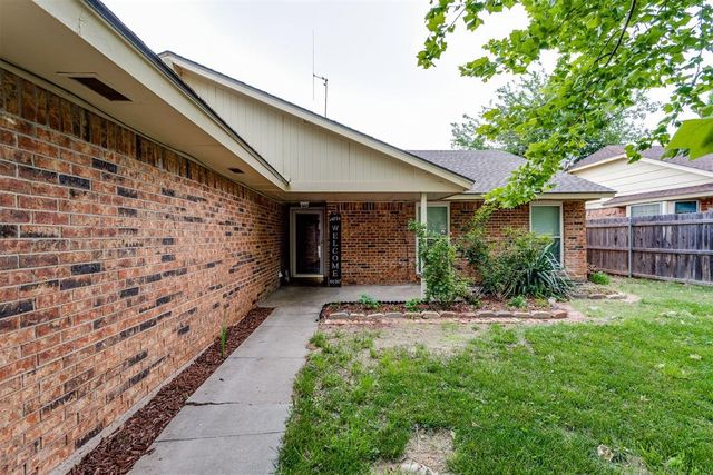 1011 Royal Lane, Yukon, OK 73099