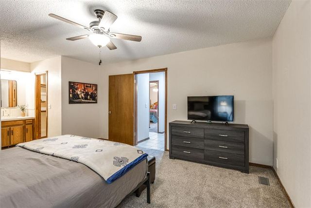 1011 Royal Lane, Yukon, OK 73099