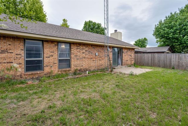 1011 Royal Lane, Yukon, OK 73099