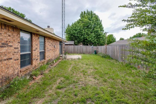 1011 Royal Lane, Yukon, OK 73099