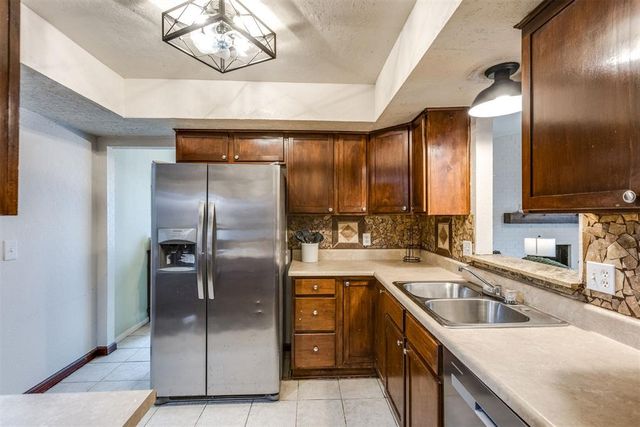 1011 Royal Lane, Yukon, OK 73099
