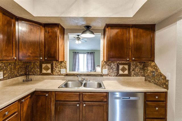 1011 Royal Lane, Yukon, OK 73099