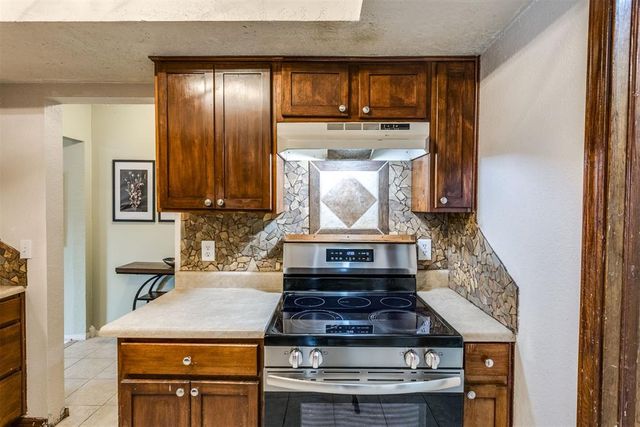 1011 Royal Lane, Yukon, OK 73099