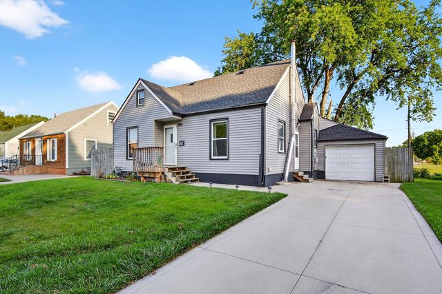 228 Hillside Avenue, West Des Moines, IA 50265
