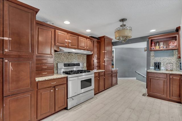 631 2nd Street, Buffalo, IA 52728