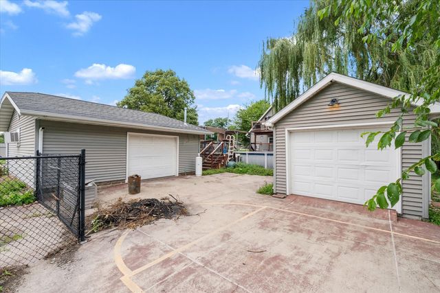 631 2nd Street, Buffalo, IA 52728