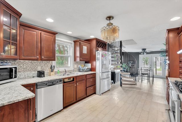 631 2nd Street, Buffalo, IA 52728