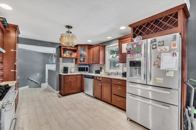 631 2nd Street, Buffalo, IA 52728