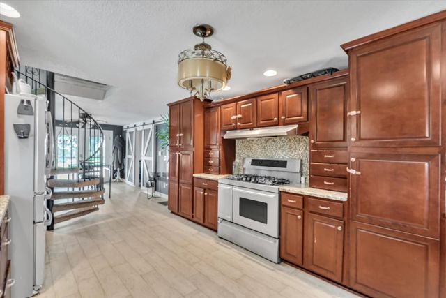 631 2nd Street, Buffalo, IA 52728