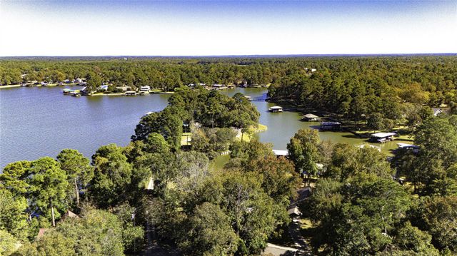 416 Island Dr, Livingston, TX 77351