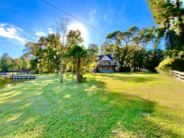 416 Island Dr, Livingston, TX 77351