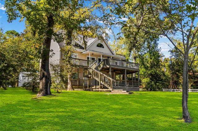 416 Island Dr, Livingston, TX 77351