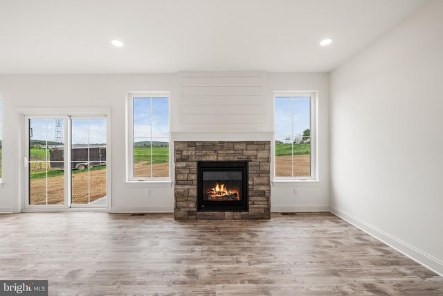 27 LAUSCH RD, Denver, PA 17517