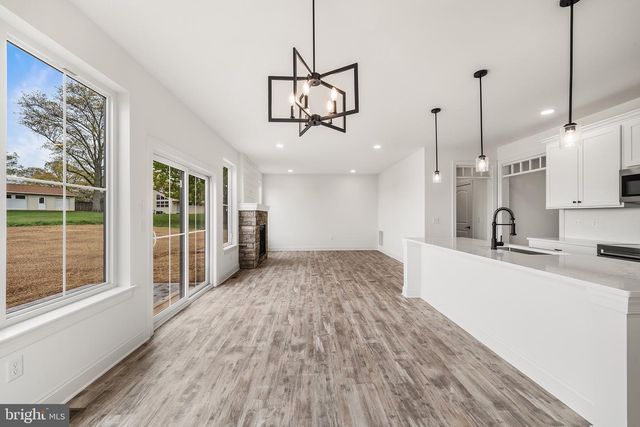 27 LAUSCH RD, Denver, PA 17517
