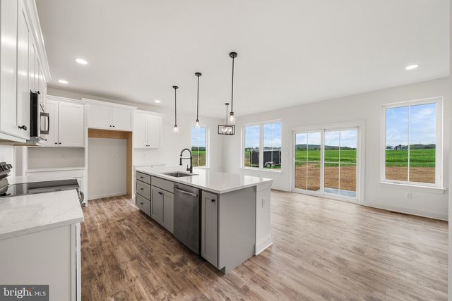 27 LAUSCH RD, Denver, PA 17517