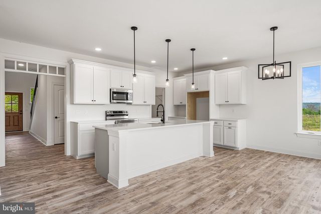 27 LAUSCH RD, Denver, PA 17517