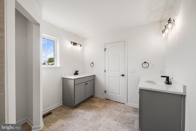 27 LAUSCH RD, Denver, PA 17517