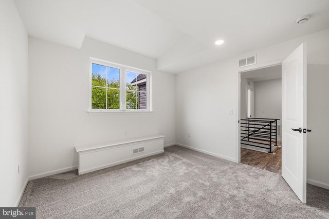 27 LAUSCH RD, Denver, PA 17517