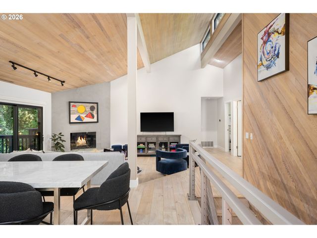 5833 Sw LANE Ct, Portland, OR 97221