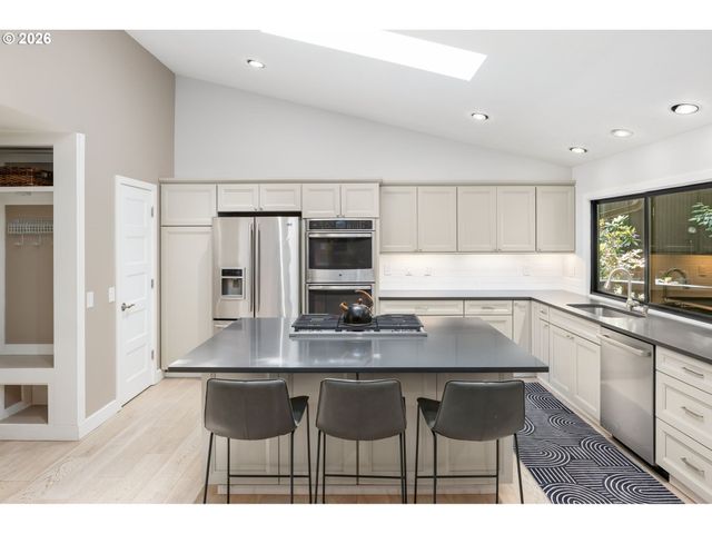5833 Sw LANE Ct, Portland, OR 97221