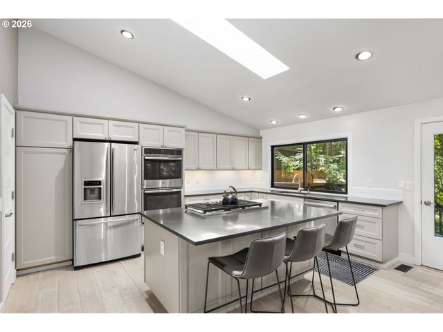5833 Sw LANE Ct, Portland, OR 97221