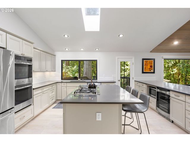 5833 Sw LANE Ct, Portland, OR 97221