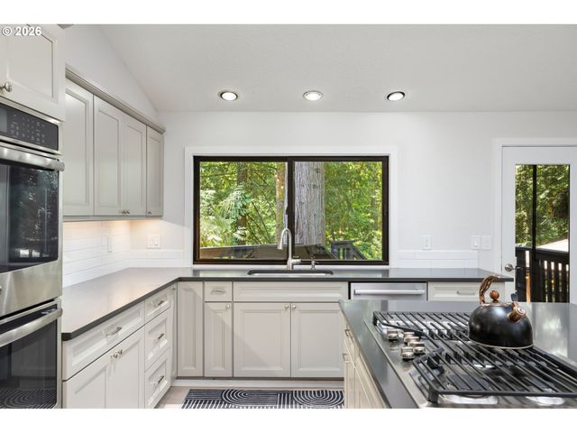 5833 Sw LANE Ct, Portland, OR 97221