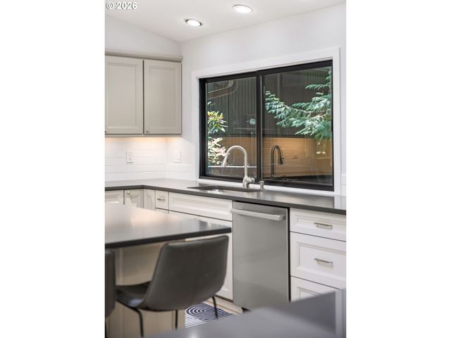 5833 Sw LANE Ct, Portland, OR 97221