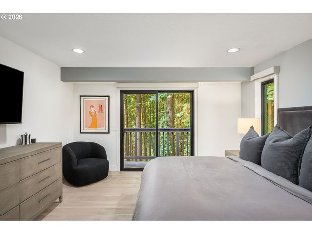 5833 Sw LANE Ct, Portland, OR 97221