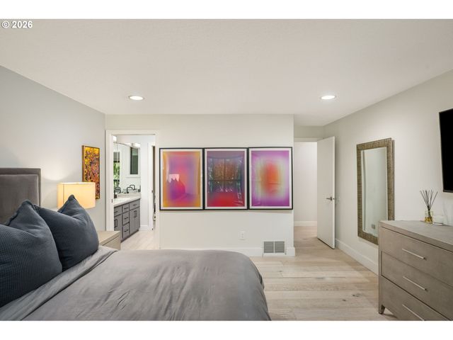 5833 Sw LANE Ct, Portland, OR 97221
