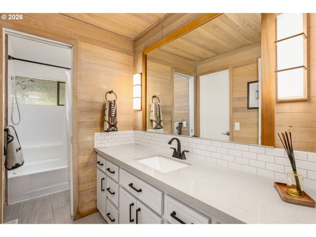 5833 Sw LANE Ct, Portland, OR 97221
