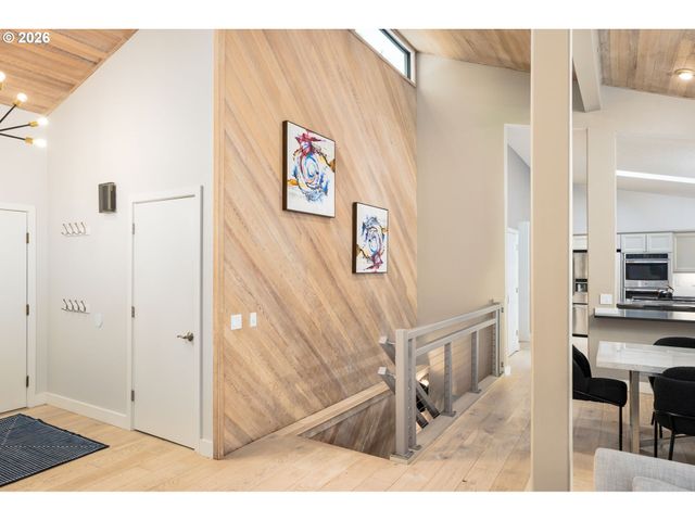 5833 Sw LANE Ct, Portland, OR 97221