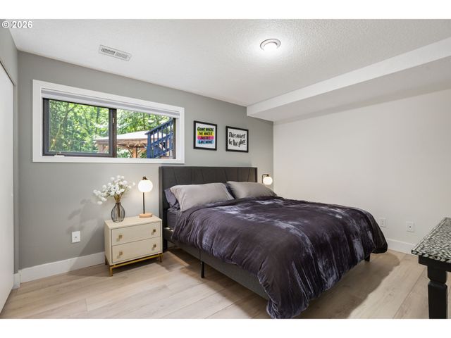 5833 Sw LANE Ct, Portland, OR 97221