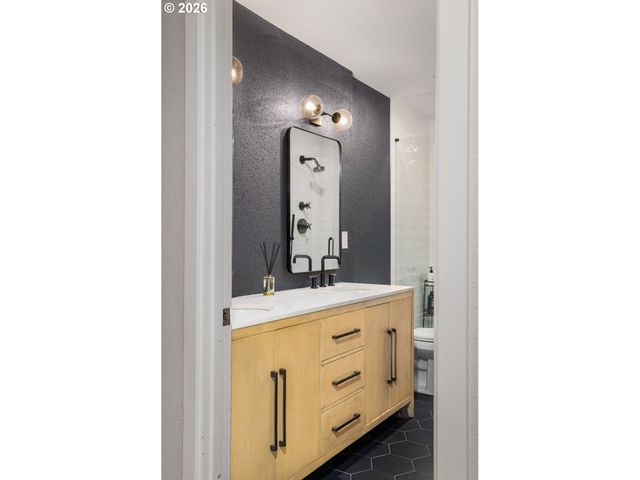 5833 Sw LANE Ct, Portland, OR 97221